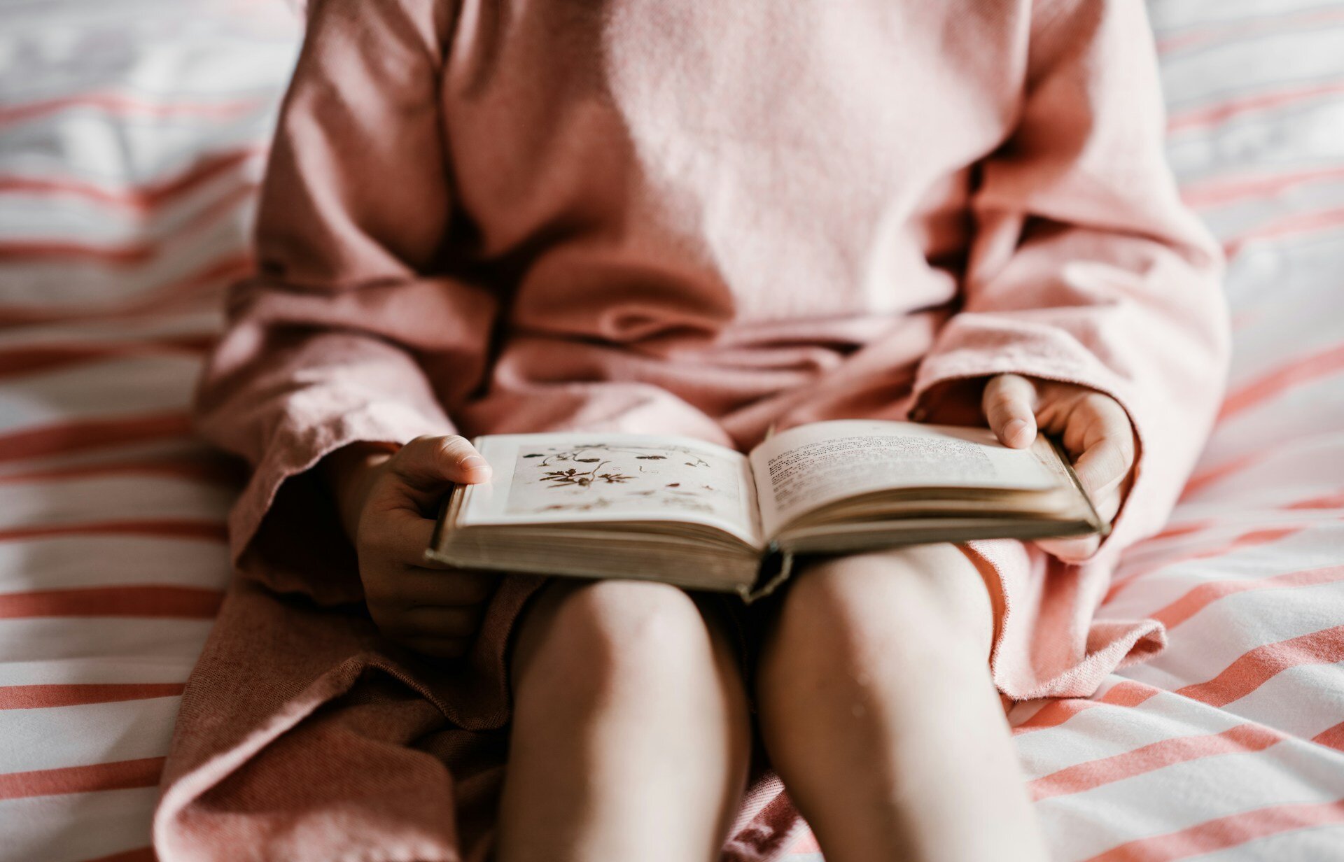 Un enfant lisant un livre, confortablement installé