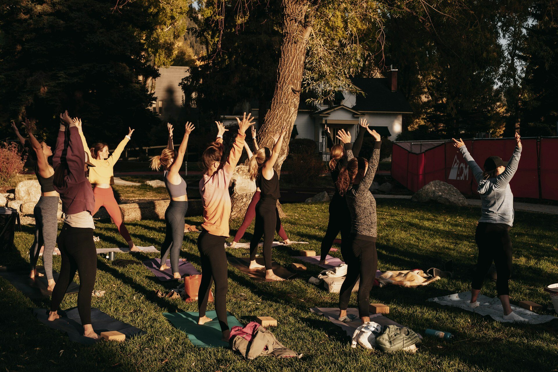 Un groupe pratiquant une séance de relaxation en plein air, au lever du soleil